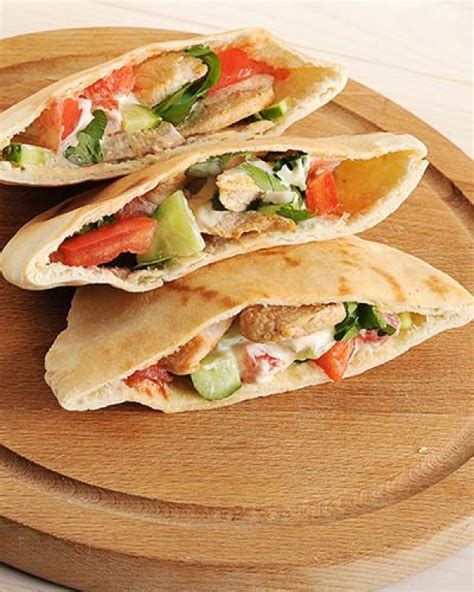 Foto de dip de berenjenas con pan de pita y verduras crudas