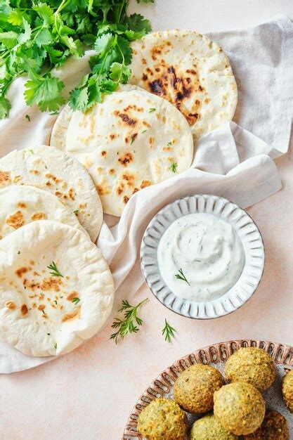 Pan de pita recién horneado con hierbas