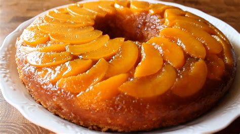 Molde para torta invertida decorado con duraznos