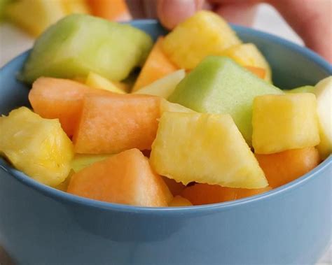 fruta papaya y piña en un bol