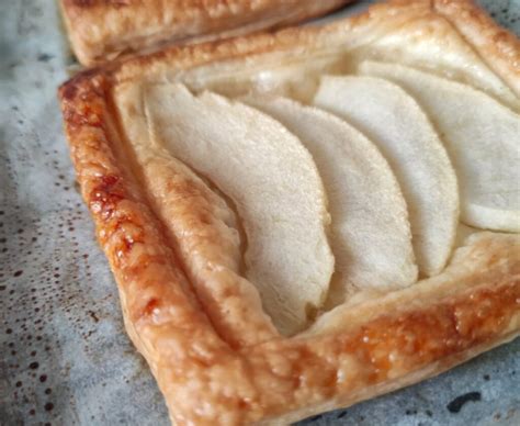 Láminas de manzana crujiente recién horneadas para acompañar