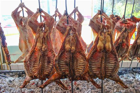 Cabrito asado al pastor en un restaurante
