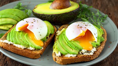 Plato de galletas de aguacate con un aguacate de fondo