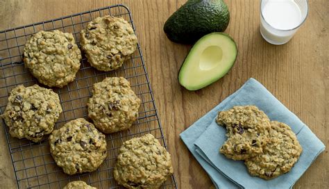 Galletas de aguacate y avena recién horneadas