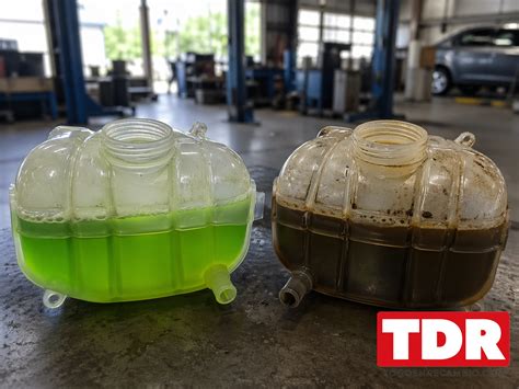 imagen comparativa de refrigerante limpio y refrigerante contaminado con óxido.
