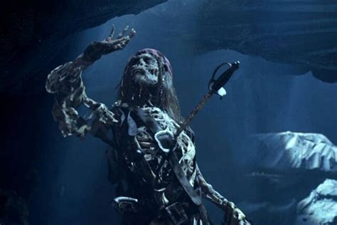 Representación de los piratas malditos como esqueletos bajo la luz de la luna