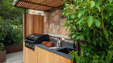 Infografía: pasos para planificar una cocina exterior con parrilla.