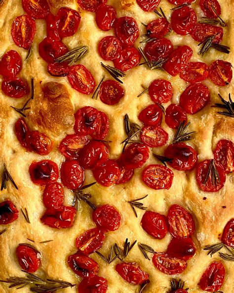 Focaccia recién horneada con tomates cherry y romero