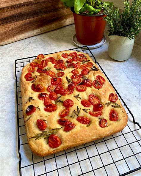 Pan rápido casero con tomates cherry y romero, ideal para picnic