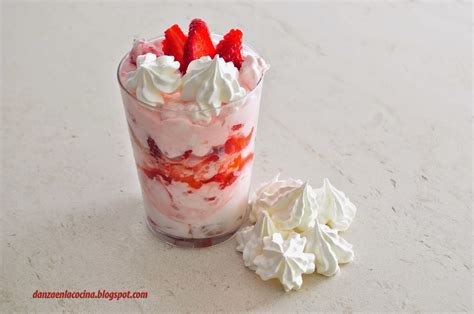 Foto de un Eton Mess servido en copas de cristal, con merengues, nata y fresas.