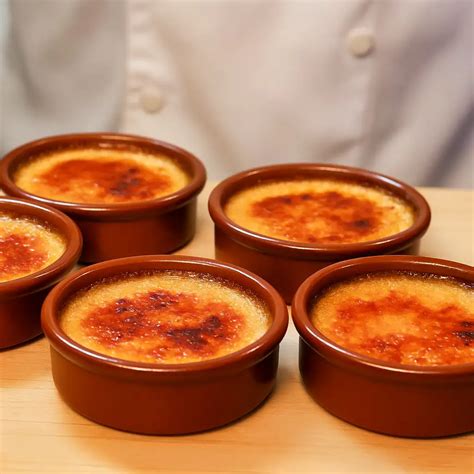 Foto de varios ramequines con Crème Brûlée, mostrando la capa de caramelo tostado.