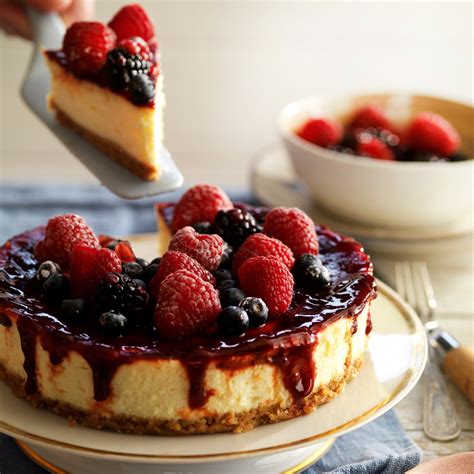 Foto de una tarta de queso estilo New York, cremosa y dorada.