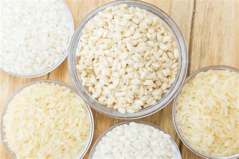 Infografía mostrando la selección del grano de arroz ideal frente a variedades no aptas como el arroz redondo o bomba.