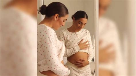 Alma Bollo posa junto a su pareja y su bebé en su nuevo hogar, mostrando las llaves de la casa.