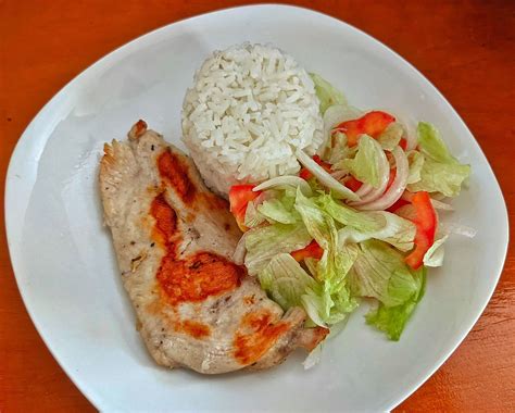 Plato principal: Albacora a la plancha con salsa Margarita y guarnición de arroz y ensalada chilena