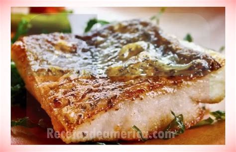 Ingredientes frescos para la receta, incluyendo filetes de albacora, mariscos y vegetales