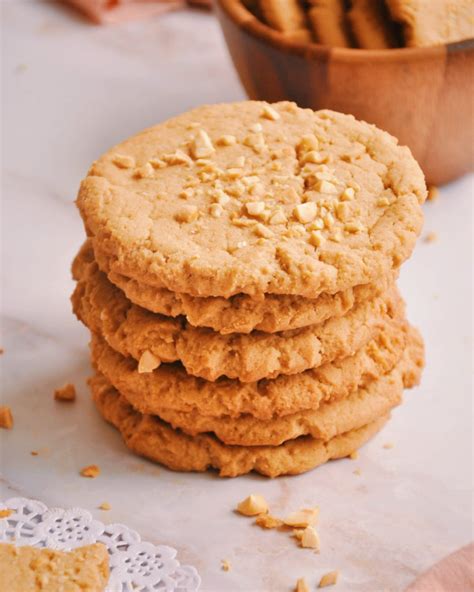 Galletas de mantequilla de maní y harina de almendras recién horneadas