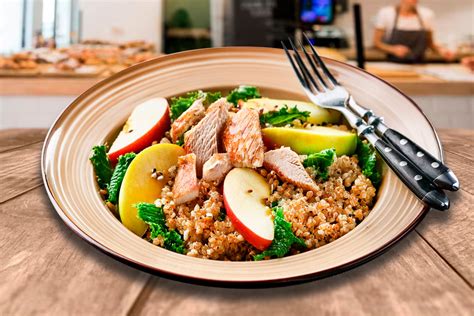 Carbonada de pavo con quinoa en un tazón