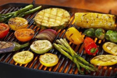 Carne y vegetales asados a la parrilla