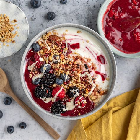 Bowl de yogur natural con frutos rojos y rodajas de plátano fresco