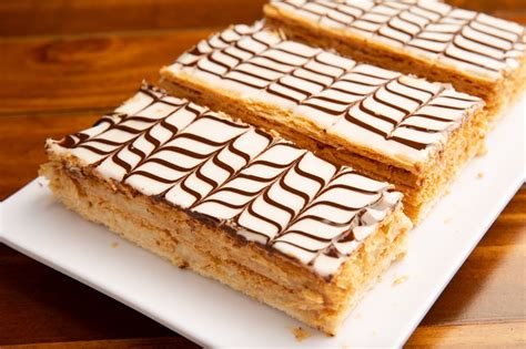 Pan de mil hojas terminado, decorado con azúcar glas y chocolate