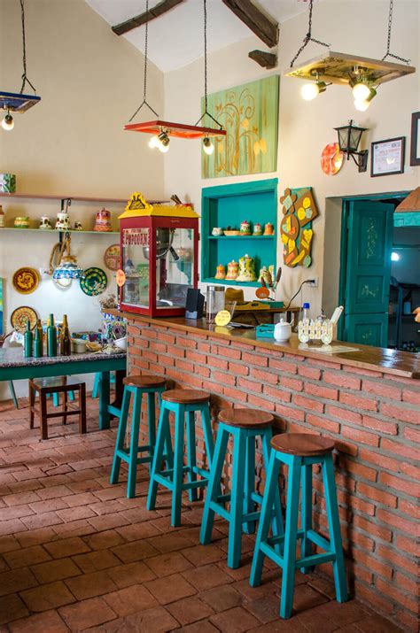 Interior de Caffé Art en Samaipata, con elementos decorativos y repostería artesanal