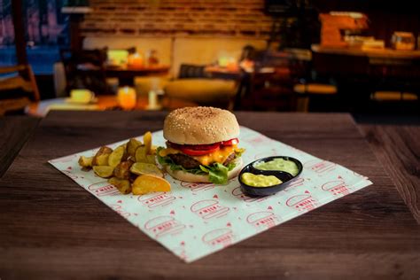 Ambiente relajado o una hamburguesa distintiva del restaurante Sabores en Samaipata