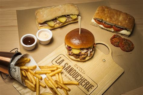 Sándwiches gourmet o el ambiente acogedor del pub La Boheme en Samaipata