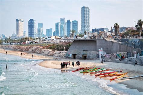 Panorama urbano de Tel Aviv, destacando su modernidad y oferta gastronómica vegana