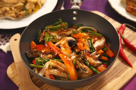 Plato de pescado salteado con vegetales y limón