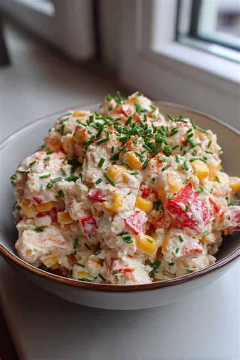 Foto de una ensalada cremosa de surimi en un bol