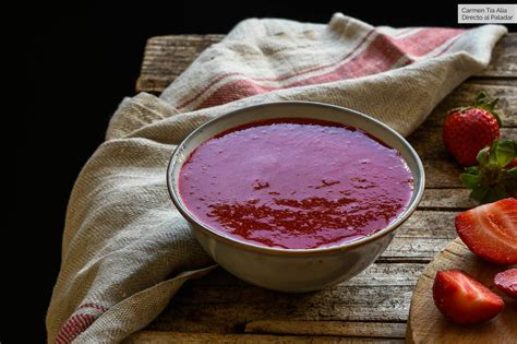 Esquema visual mostrando la versatilidad del coulis: desde su base de frutas hasta su aplicación decorativa en postres y platos salados.