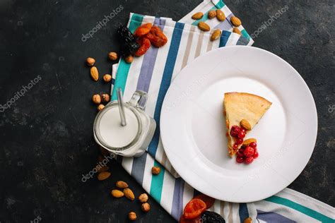 kuchen de manzanas y frambuesas recién horneado y decorado