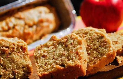 queque alemán casero con nueces y trozos de manzana visibles
