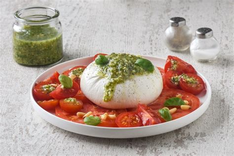 Plato de ensalada Caprese con burrata
