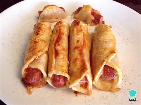 Imagen de salchichas envueltas en puré de patatas y rebozadas, presentadas de forma atractiva.