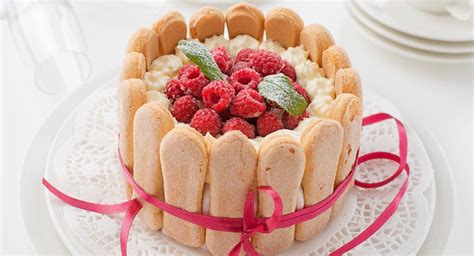 Carlota Royal de frambuesa desmoldada y decorada con frambuesas frescas y chocolate