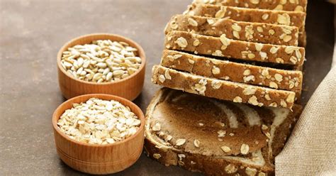 Fotografía de una rebanada de pan de avena con semillas y frutos secos.