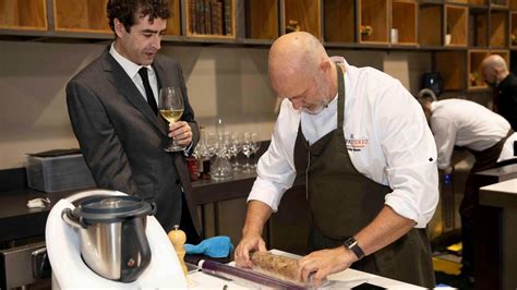 Chef Willy Moya del restaurante Poncio explicando sobre aliños