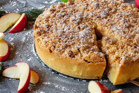 Fotografía de la Torta Crumble de Manzana recién horneada y dorada.