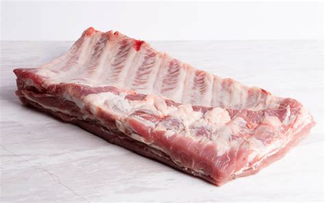 Ilustración detallada del costillar de cerdo, mostrando las diferentes secciones y puntos de corte.