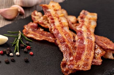 Fotografía de diferentes platillos elaborados con tocino de cerdo, mostrando su textura crujiente.