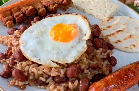 Ilustración de un plato de calentado paisa con sus ingredientes característicos.