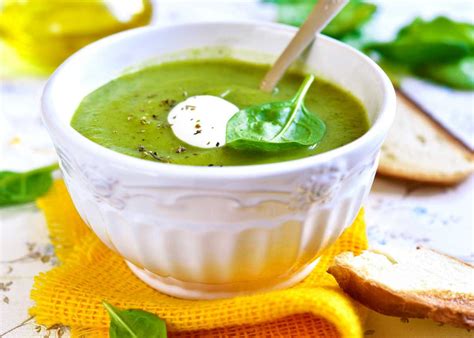 Puré suave de garbanzos y espinacas para niños