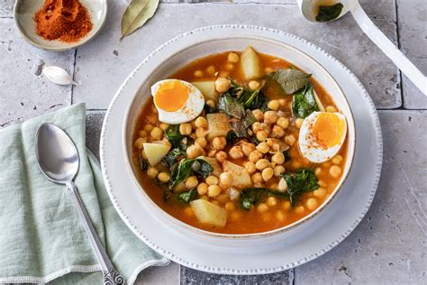 Plato de potaje andaluz de garbanzos con espinacas y huevo