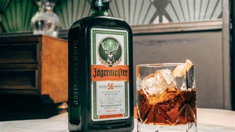 Infografía: Detalle de los ingredientes botánicos del Jägermeister y su botella icónica