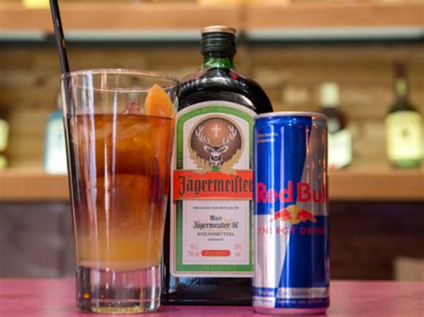 Fotografía profesional de un cóctel de Jägermeister con piña decorado con una rodaja de fruta