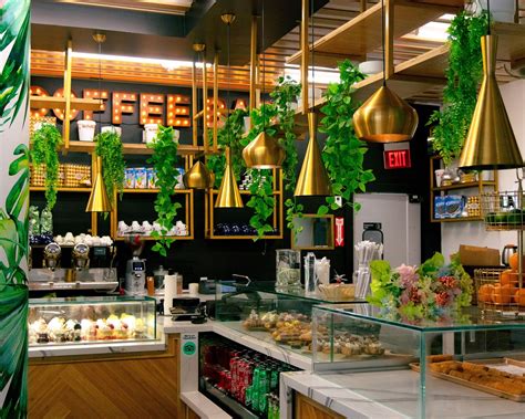 Foto de postres variados en un ambiente de cafetería, con énfasis en la presentación artística.