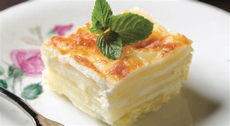 Plato de pastel de papa recién salido del horno con una capa superior dorada y crujiente