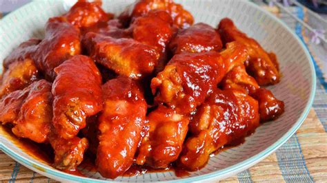 Imagen de alitas de pollo perfectamente glaseadas con salsa barbacoa y un acabado dorado y brillante.